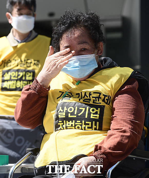 가습기살균제 피해자 김복희 씨가 기자회견에 참석해 눈물을 흘리고 있다.
