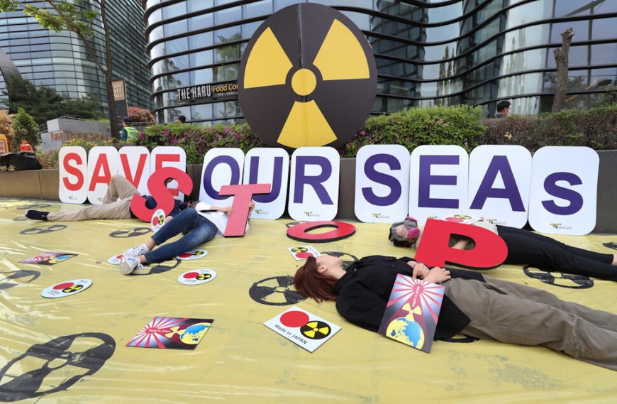 환경시민단체 회원들이 20일 오전 서울 종로구 일본대사관 앞에서 일본 후쿠시마 원자력발전소의 방사능 오염수 바다 방류를 반대하는 내용의 행위극을 하고 있다. 김정효 기자 hyopd@hani.co.kr