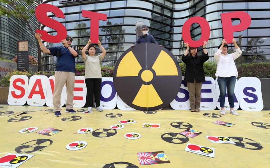환경시민단체 회원들이 20일 오전 서울 종로구 일본대사관 앞에서 일본 후쿠시마 원자력발전소의 방사능 오염수 바다 방류를 반대하는 내용의 행위극을 하고 있다. 김정효 기자