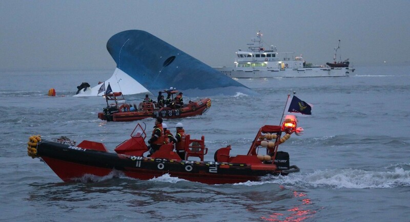 2014년 4월16일 세월호 참사 현장에서 해경, 해군, 민간선박 등이 세월호 실종자 구조와 수색작업을 벌이고 있다.