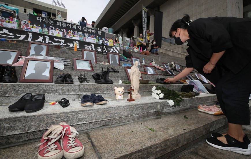 31일 오전 서울 종로구 세종문화회관 계단에서 가습기 살균제로 인해 목숨을 잃은 희생자 가족들이 고인들의 유품을 전시하고 있다. 신소영 기자
