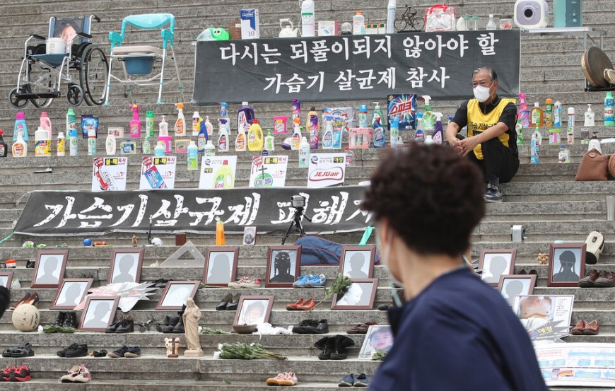 31일 오전 서울 종로구 세종문화회관 계단에서 가습기 살균제로 인해 목숨을 잃은 희생자 가족들이 고인들의 유품 전시를 하고 있다. 신소영 기자