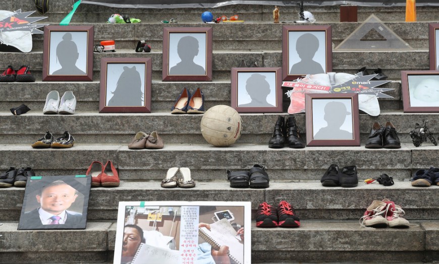 31일 오전 서울 종로구 세종문화회관 계단에서 가습기 살균제로 인해 목숨을 잃은 희생자 가족들이 고인들의 유품 전시를 하고 있다. 신소영 기자