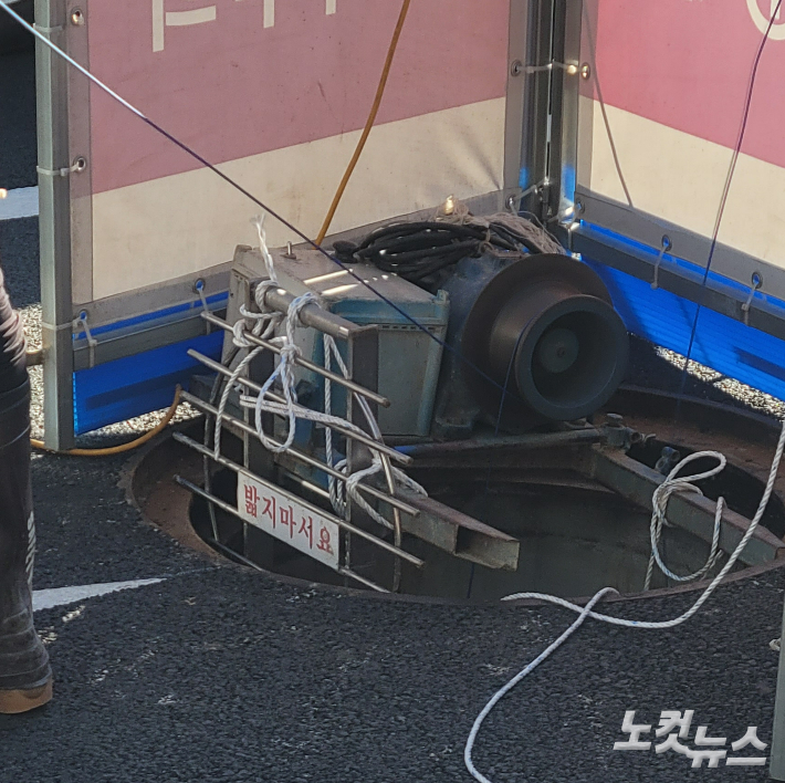 안양지역 데이터센터 건립과 관련해 차도 밑으로 케이블 설치 등 초고압선 매설 작업이 이뤄지고 있다. 박창주 기자