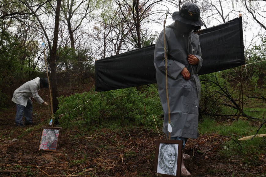 환경보건시민센터 활동가들과 가습기 살균제 피해자 등이 들메나무를 심고 있다. 김혜윤 기자