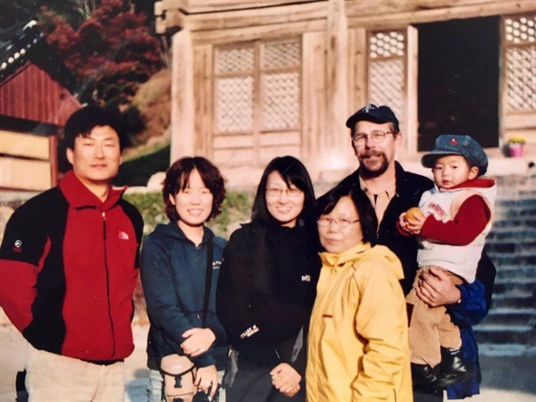 사진, 짐월시(오른쪽 아이 안은 이)가 환경운동연합의 전문기관인 시민환경연구소 활동가들과 전북 부안 선운사를 방문해 찍은 기념사진, 사진 왼쪽이 필자다