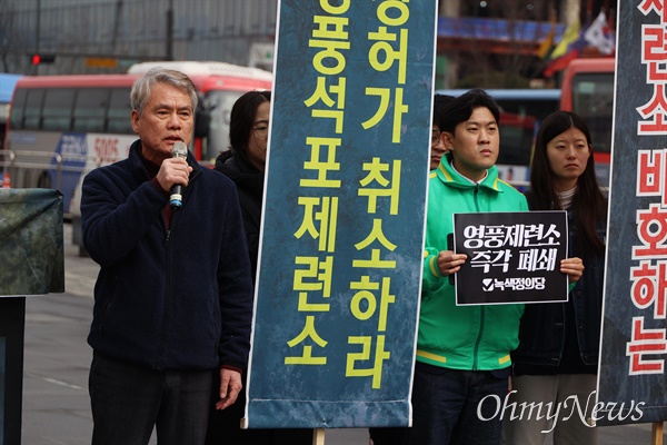 김수동 안동환경운동연합 대표가 규탄 발언을 하고 있다.