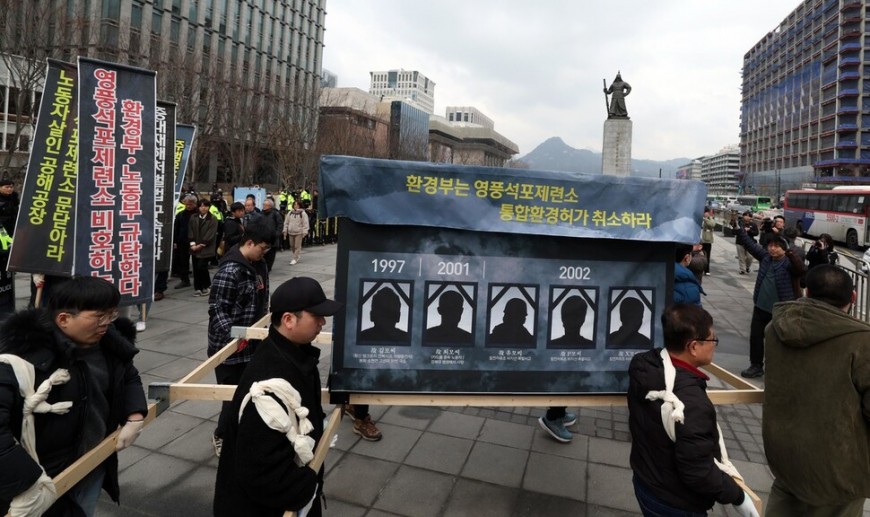 환경단체회원들이 12일 서울 광화문광장에서 경북 봉화군 영풍석포제련소에서 일하다 사망한 노동자들의 상여 조형물을 갖다 놓고 ‘죽음의 공장, 석포제련소 장례’ 기자회견을 열고 있다. 강창광 선임기자