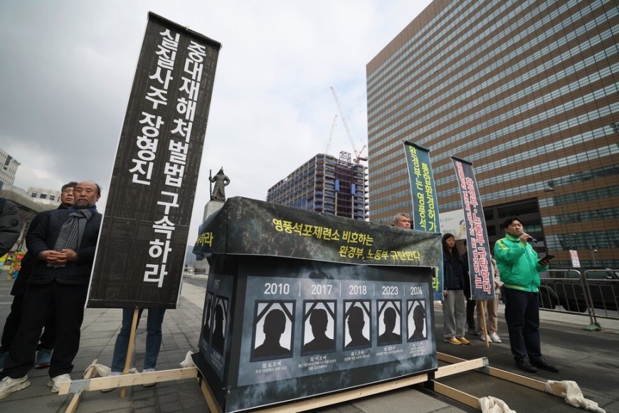 환경단체회원들이 12일 서울 광화문광장에서 경북 봉화군 영풍석포제련소에서 일하다 사망한 노동자들의 상여 조형물을 갖다 놓고 ‘죽음의 공장, 석포제련소 장례’ 기자회견을 열고 있다. 강창광 선임기자