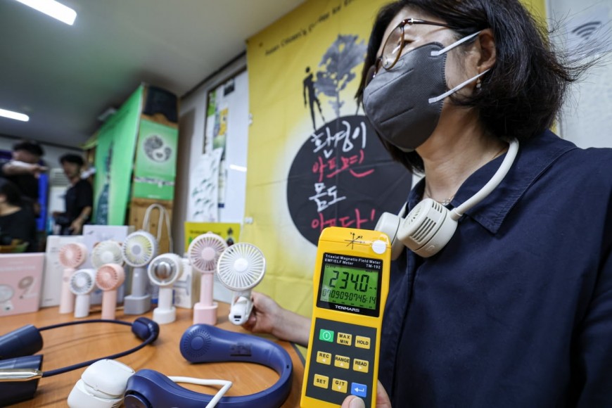 5일 오전 서울 종로구 환경보건시민센터에서 열린 생활속 전기전자제품 전자파 측정 시연 기자회견에서 관계자가 목 선풍기 전자파를 측정하고 있다. / 사진=임형택 기자