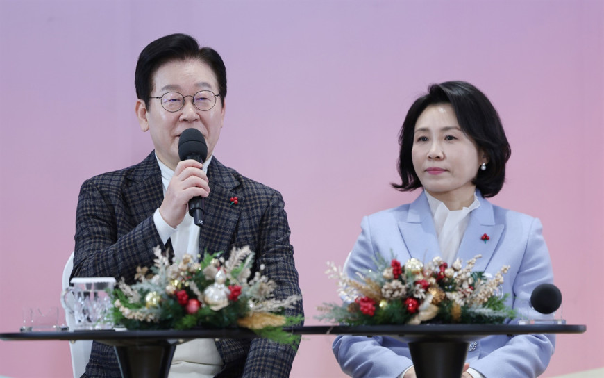 이재명 대통령은 2025년 12월 24일 자신의 페이스북에 “정부는 가습기살균제 피해를 사회적 ‘참사’로 명확히 하고, 가습기살균제 참사 피해자 종합지원대책을 세워 피해를 온전히 배상하겠다”고 밝혔다.