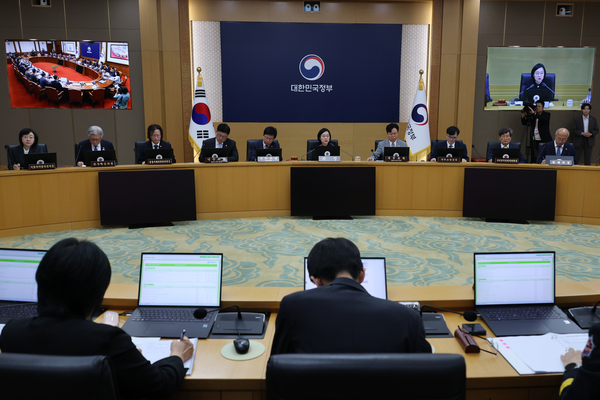 한성숙 국무총리가 22일 세종시 정부세종청사에서 열린 국무회의를 주재하고 있다. /연합뉴스