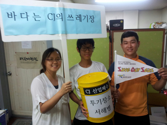 퇴근 본능을 잊고 밤 9시까지 기자회견 준비를 같이 한 인천환경운동연합 강혜지, 주정호 활동가와 필자(왼쪽부터).